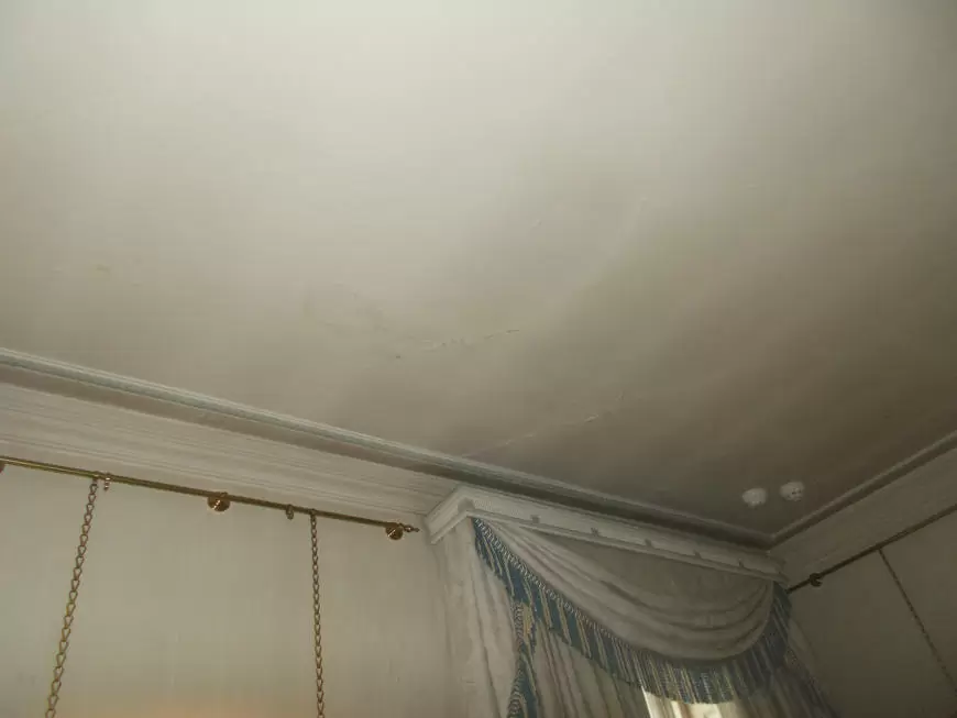 Ceiling with cracks