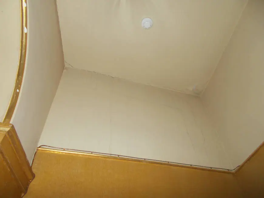 Ceiling with cracks